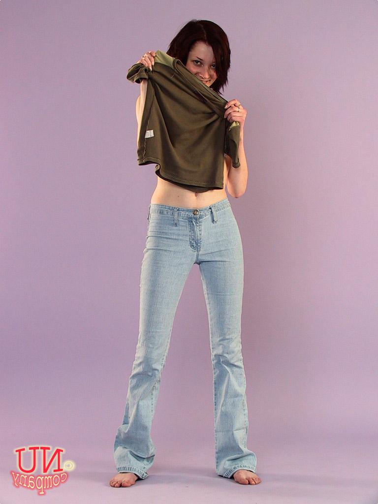 17P Morena de 18 anos abre o zíper da calça jeans para expor sua buceta peluda