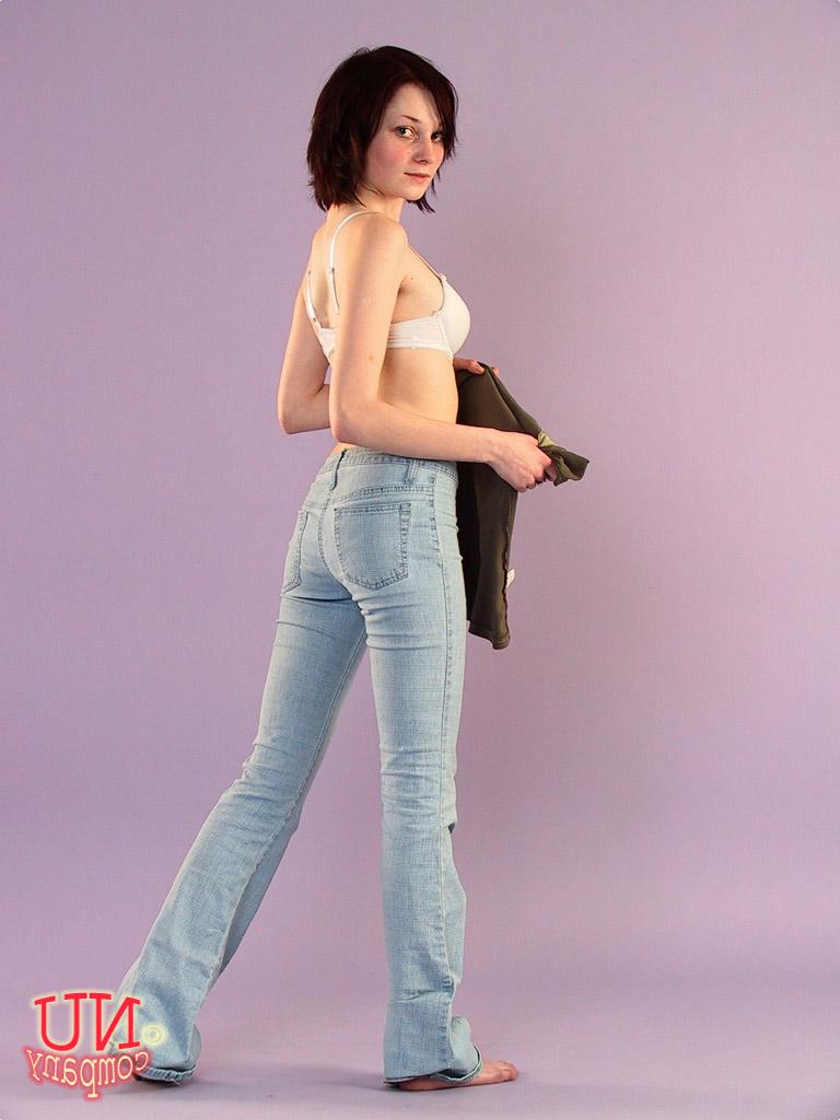 17P Morena de 18 anos abre o zíper da calça jeans para expor sua buceta peluda