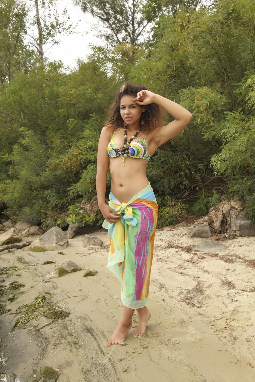 20P A exótica gata Sara Nicole tira a roupa na praia e exibe seus peitos suculentos e bunda grande