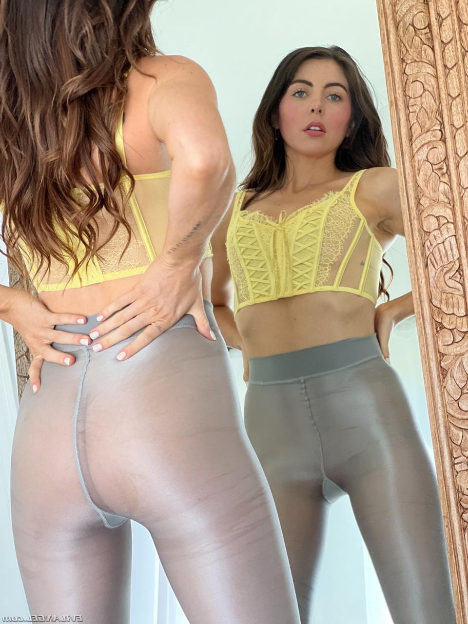 20P A gata sexy Theodora Day fica enlouquecida enquanto desfruta de um pau grande