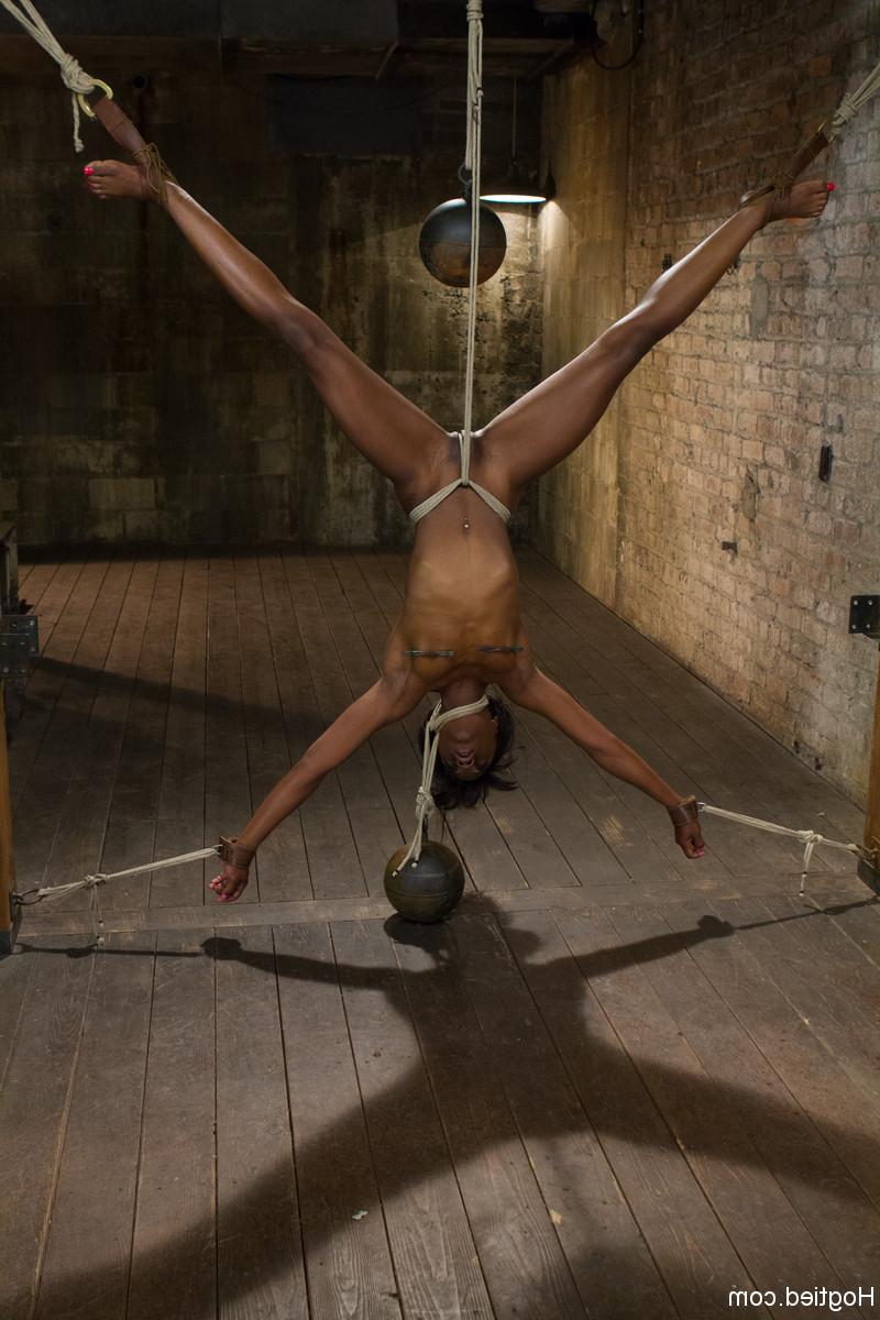 20P Nena de ébano desnuda Ana Foxxx follada con un vibrador en bondage con cuerdas