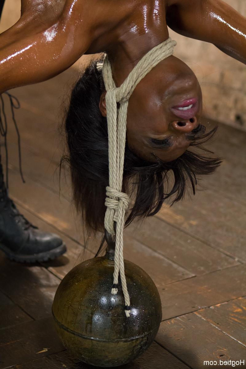 20P Nena de ébano desnuda Ana Foxxx follada con un vibrador en bondage con cuerdas