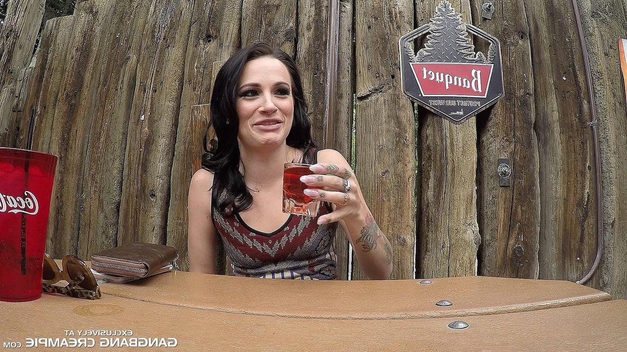 20P Garota morena brinca com um martini de porra depois que seu primeiro gangbang está nos livros