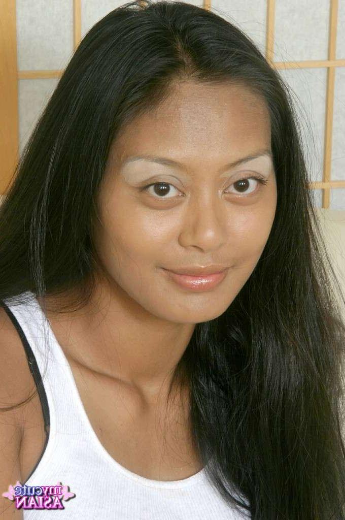 15P Asiatische asiatische Amateurin mit langen Haaren streichelt ihre nackte Muschi auf einem Trainer