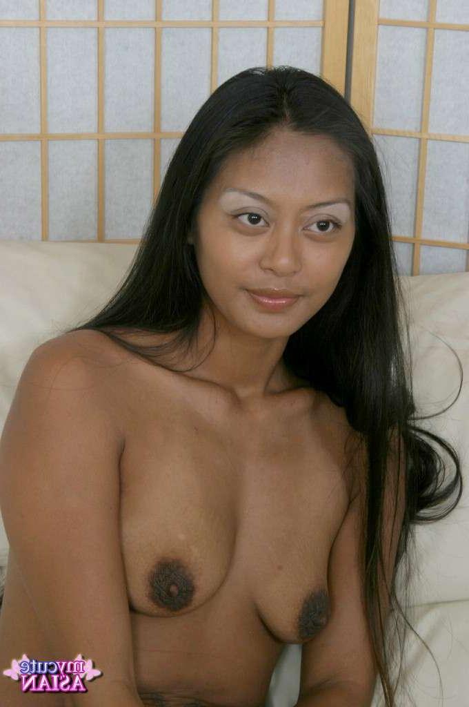 15P Asiatische asiatische Amateurin mit langen Haaren streichelt ihre nackte Muschi auf einem Trainer