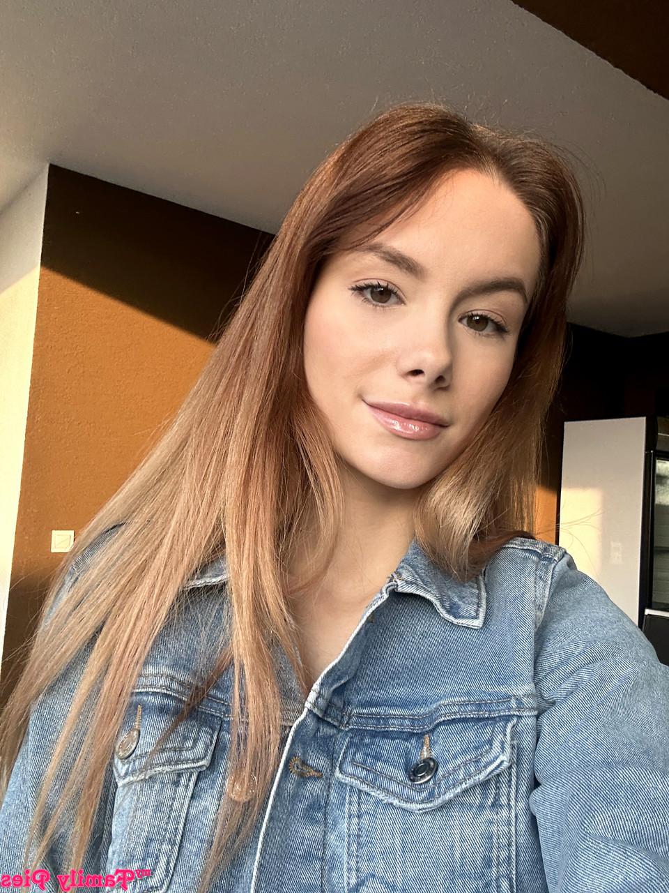 20P La pequeña y sexy Liz Ocean recibe un creampie mientras tiene sexo con su padrastro