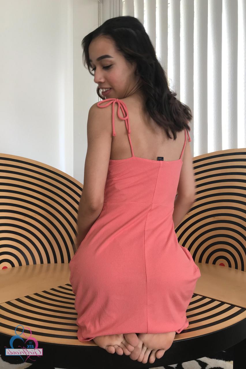 20P Das sexy brünette Babe Jackie Rogen zeigt ihre einladend gestutzte Muschi aus nächster Nähe