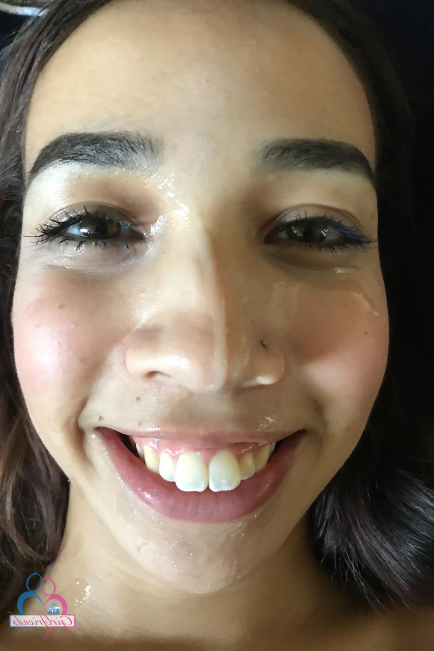 20P Das sexy brünette Babe Jackie Rogen zeigt ihre einladend gestutzte Muschi aus nächster Nähe