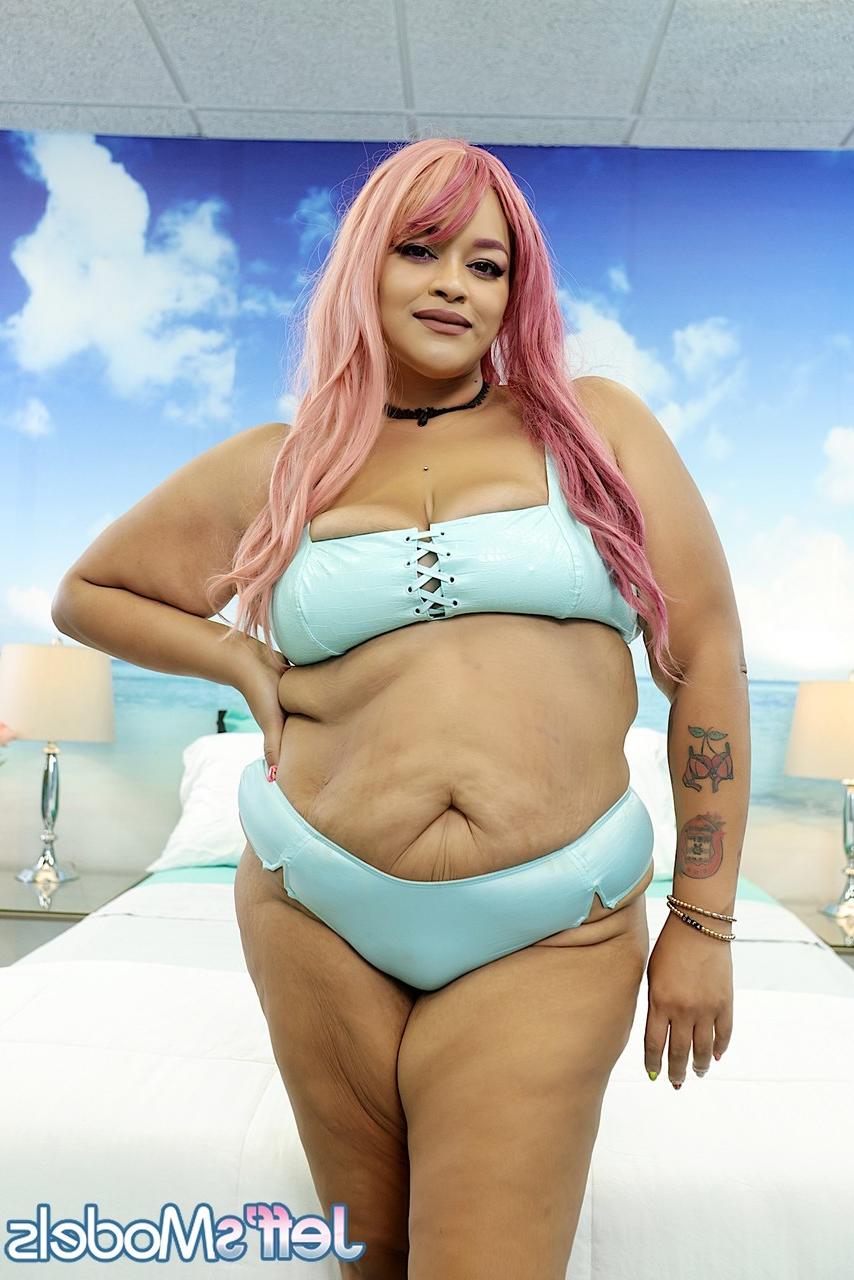 16P Die schwarze SSBBW Big Cherry spielt mit ihrer Fotze, nachdem sie sich nackt ausgezogen hat