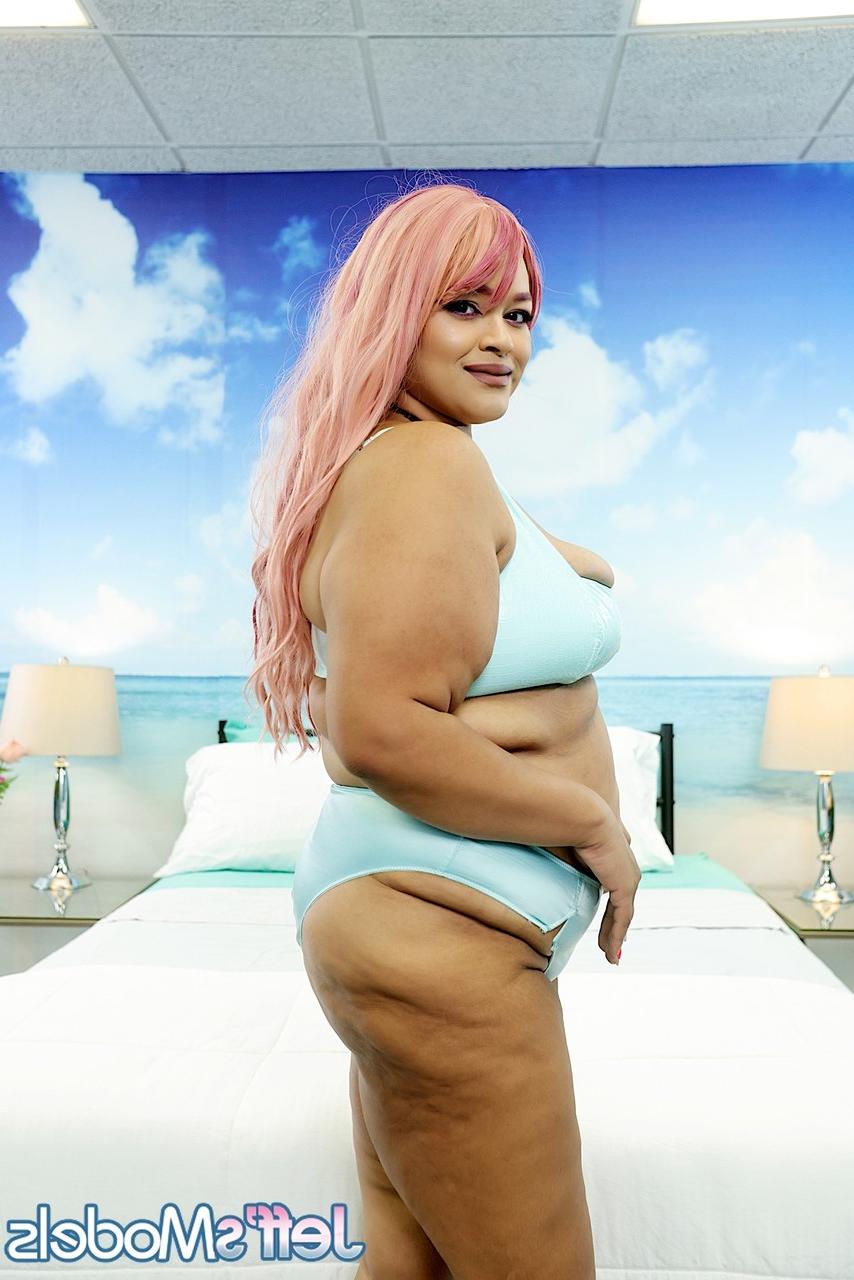 16P Die schwarze SSBBW Big Cherry spielt mit ihrer Fotze, nachdem sie sich nackt ausgezogen hat
