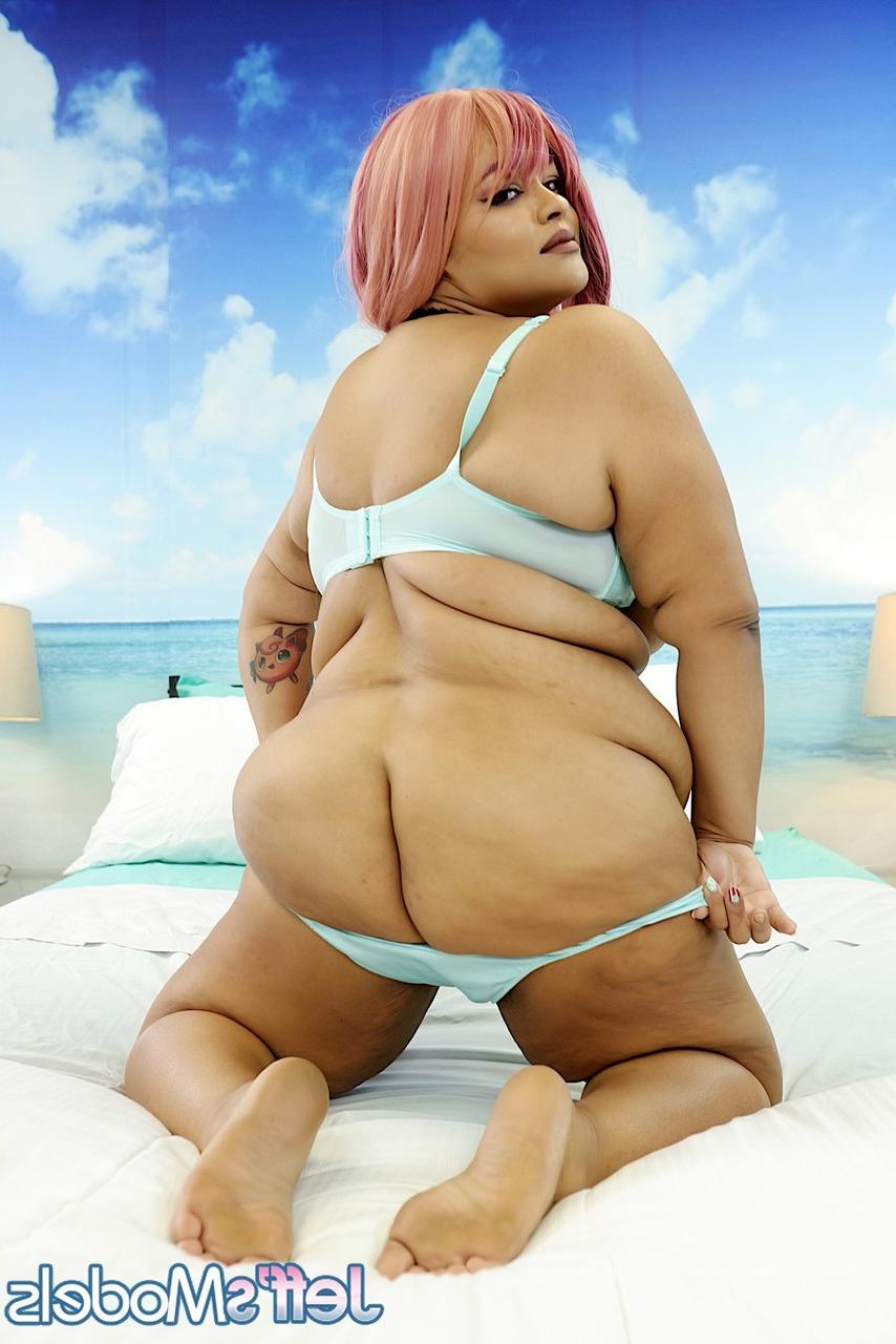16P Die schwarze SSBBW Big Cherry spielt mit ihrer Fotze, nachdem sie sich nackt ausgezogen hat