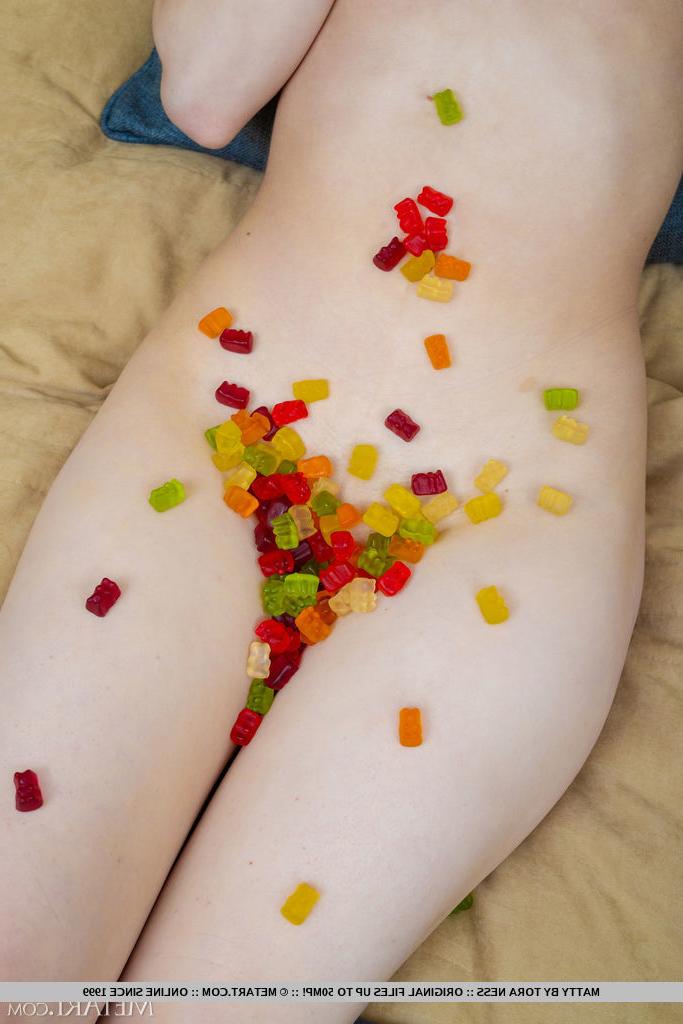 18P Der hübsche Teenager Matty schmückt ihren nackten Körper bei Solo-Action mit Gummibärchen