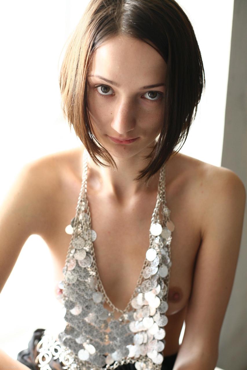 20P Glamourosa gata amadora Mari A tira e mostra seus peitos pequenos e buceta careca