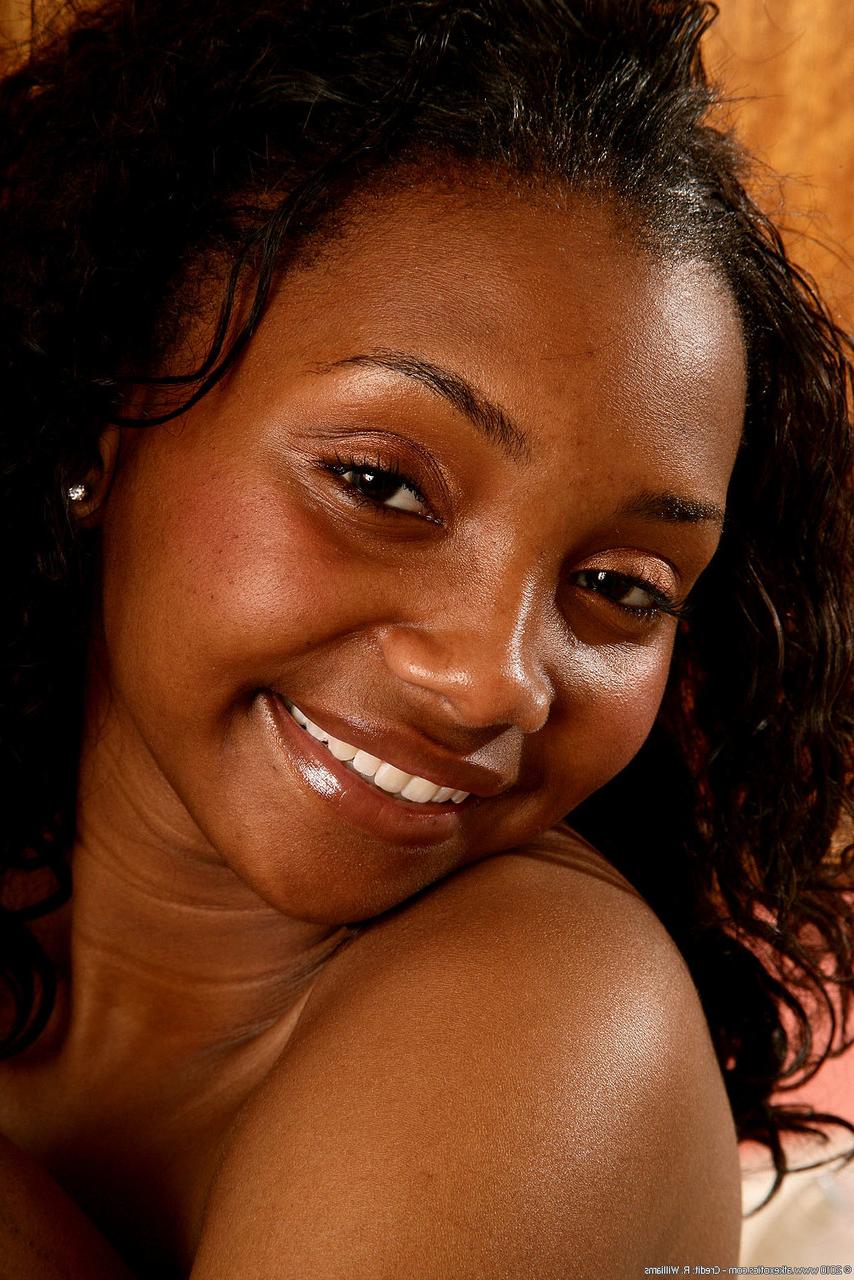 20P La hermosa negra Chantel hace alarde de su gran culo durante un striptease sexy