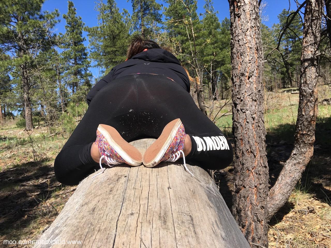 15P Negra gordita con coletas Black DD Mamba revela sus enormes tetas al aire libre