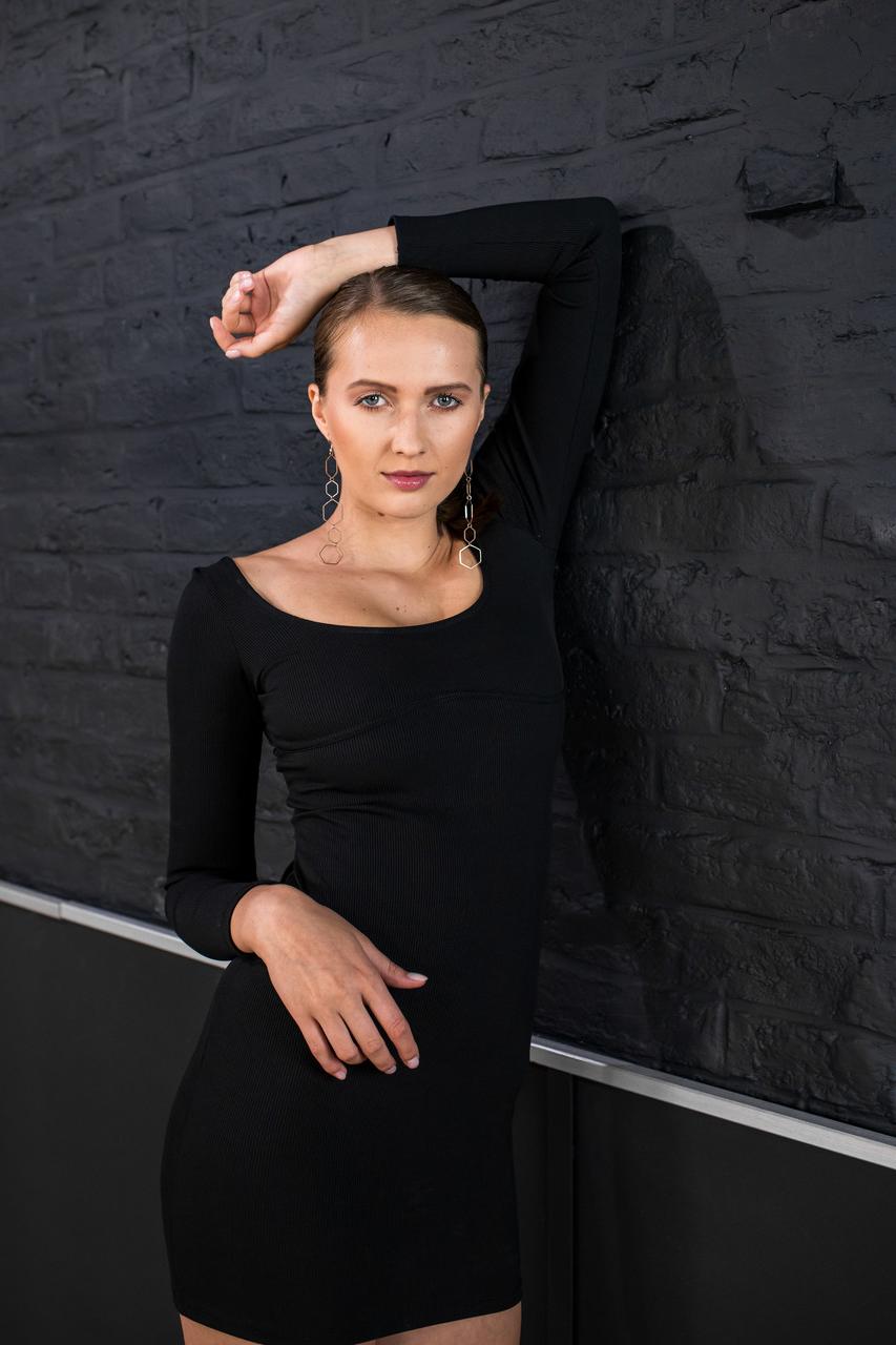 20P La jeune femme sexy en robe noire Stacy Cruz montre ses courbes et se fait baiser.
