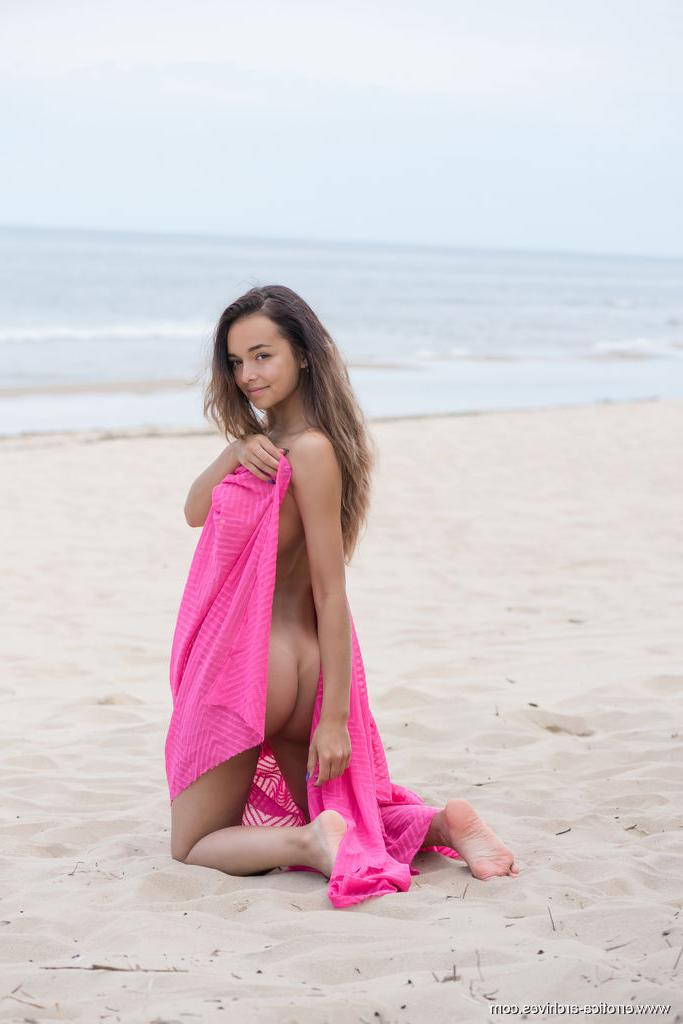 16P La dulce joven morena Slava A incita a posar desnuda mientras está en la playa