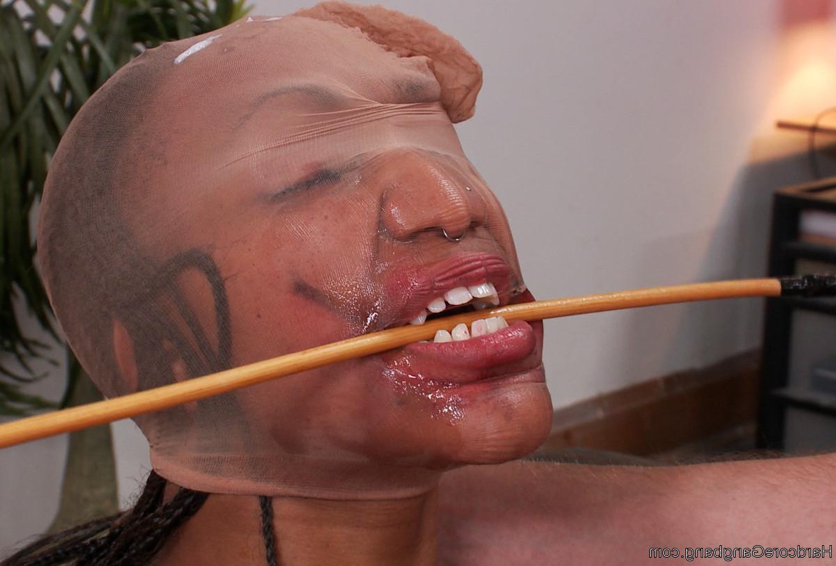 20P A secretária negra Nikki Darling é humilhada e fodida em um gangbang no escritório