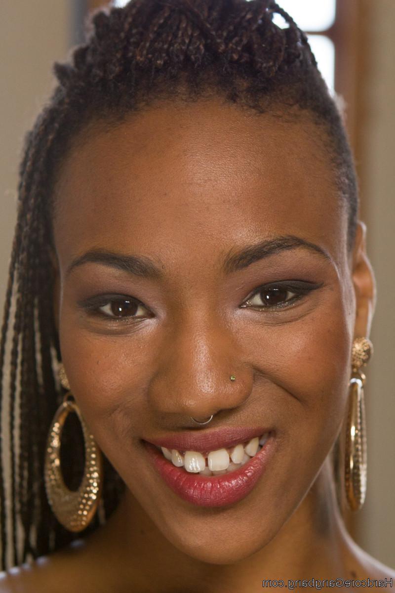 20P A secretária negra Nikki Darling é humilhada e fodida em um gangbang no escritório