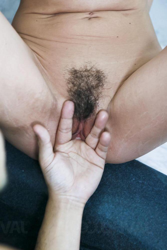 15P A pequena japonesa Rika Kurachi exala porra de seu regalo aparado depois do sexo