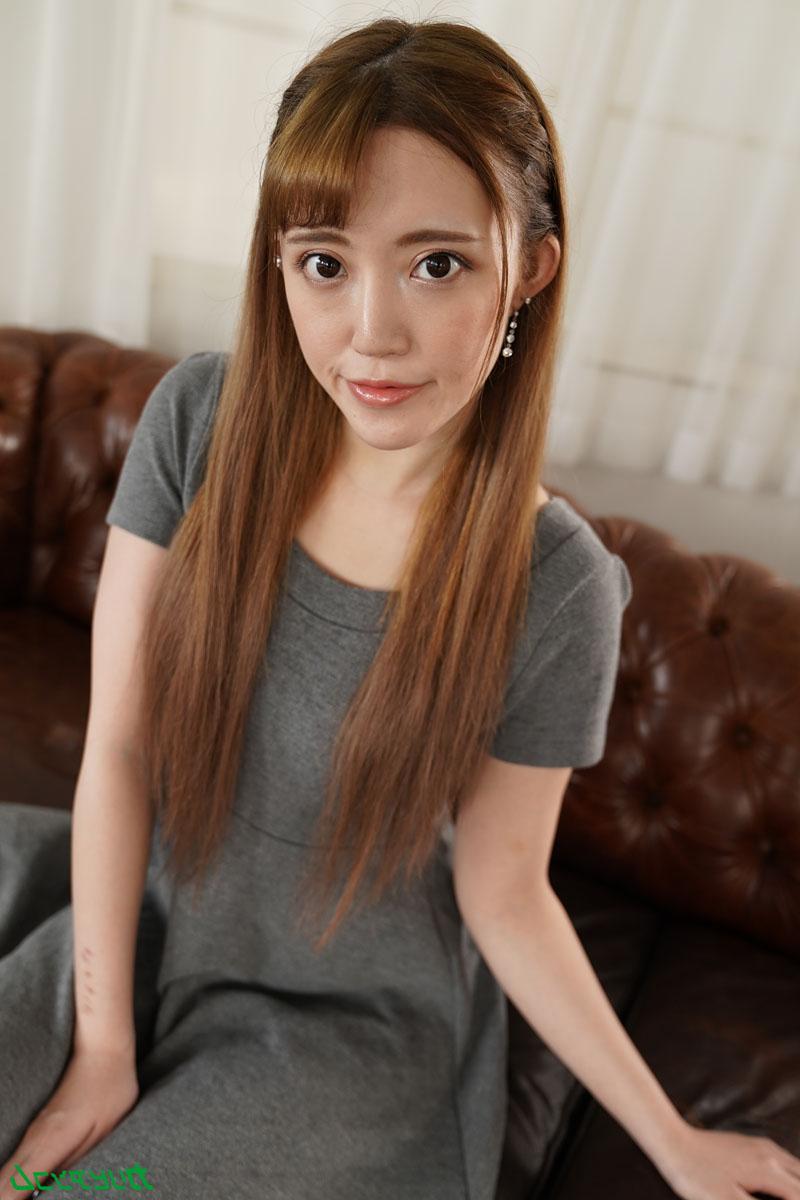 20P Die schlanke Asiatin Shiori Yamagishi verführt einen Kerl und reitet seinen Schwanz für einen Creampie
