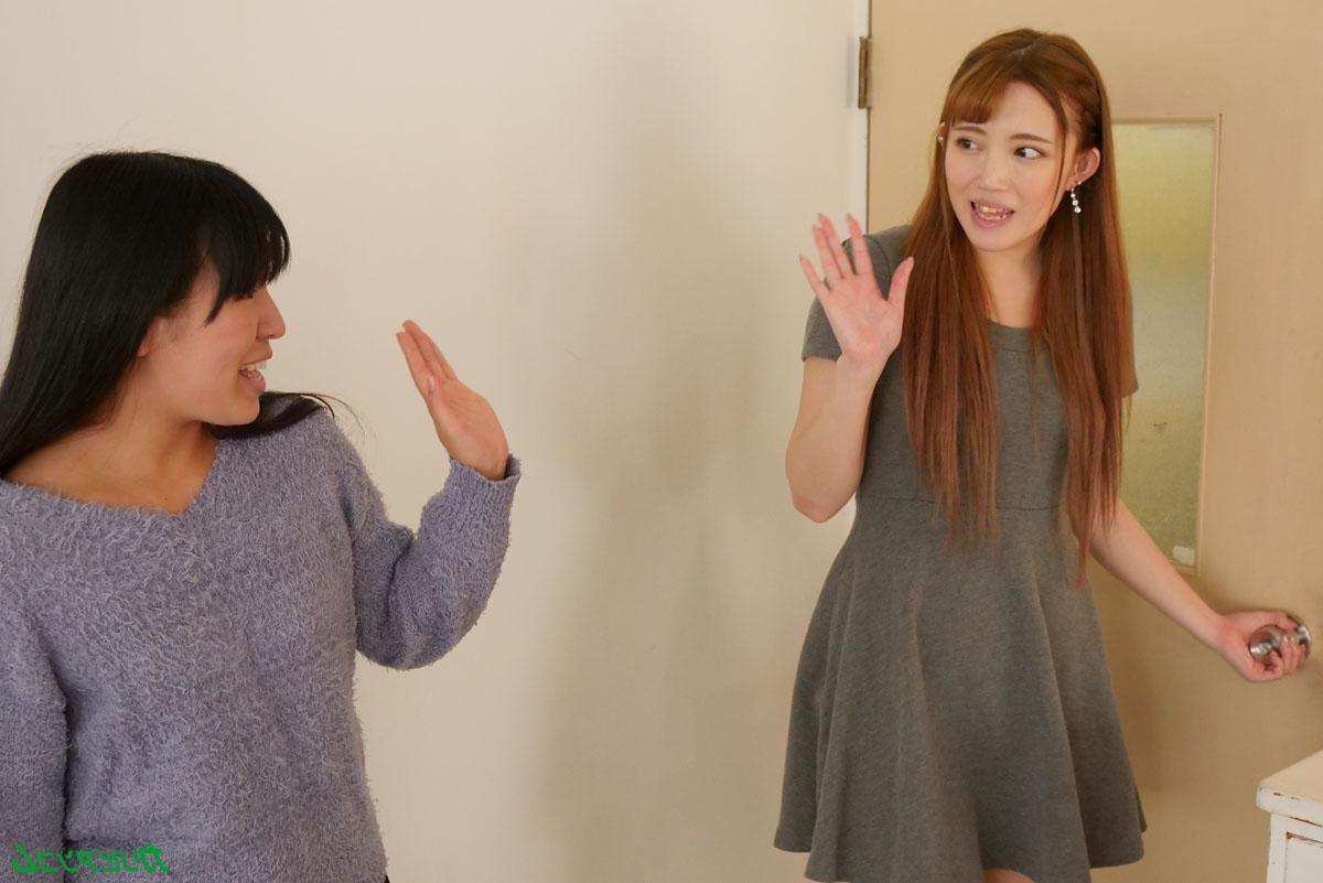 20P Die schlanke Asiatin Shiori Yamagishi verführt einen Kerl und reitet seinen Schwanz für einen Creampie