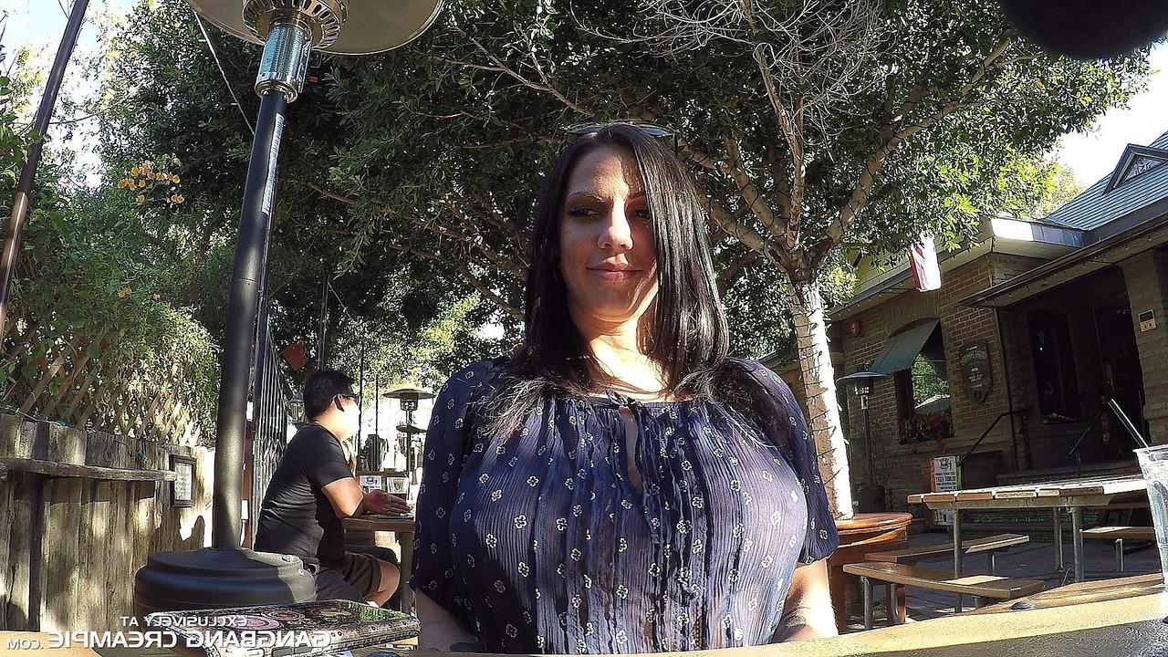 16P A garota morena Lylith mostra os peitos e a vulva enquanto toma uma cerveja no pátio