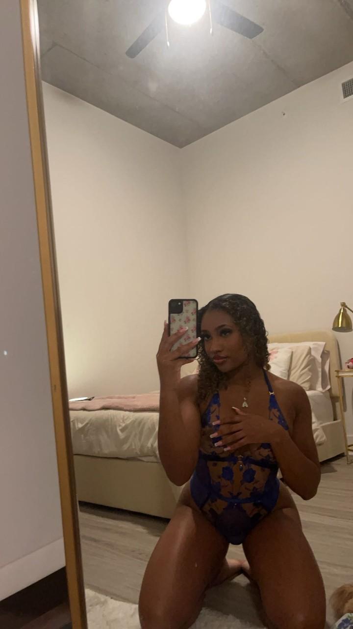 16P Linda e excitada Sky Alexxxis de ébano posa em roupas íntimas atraentes em um solo