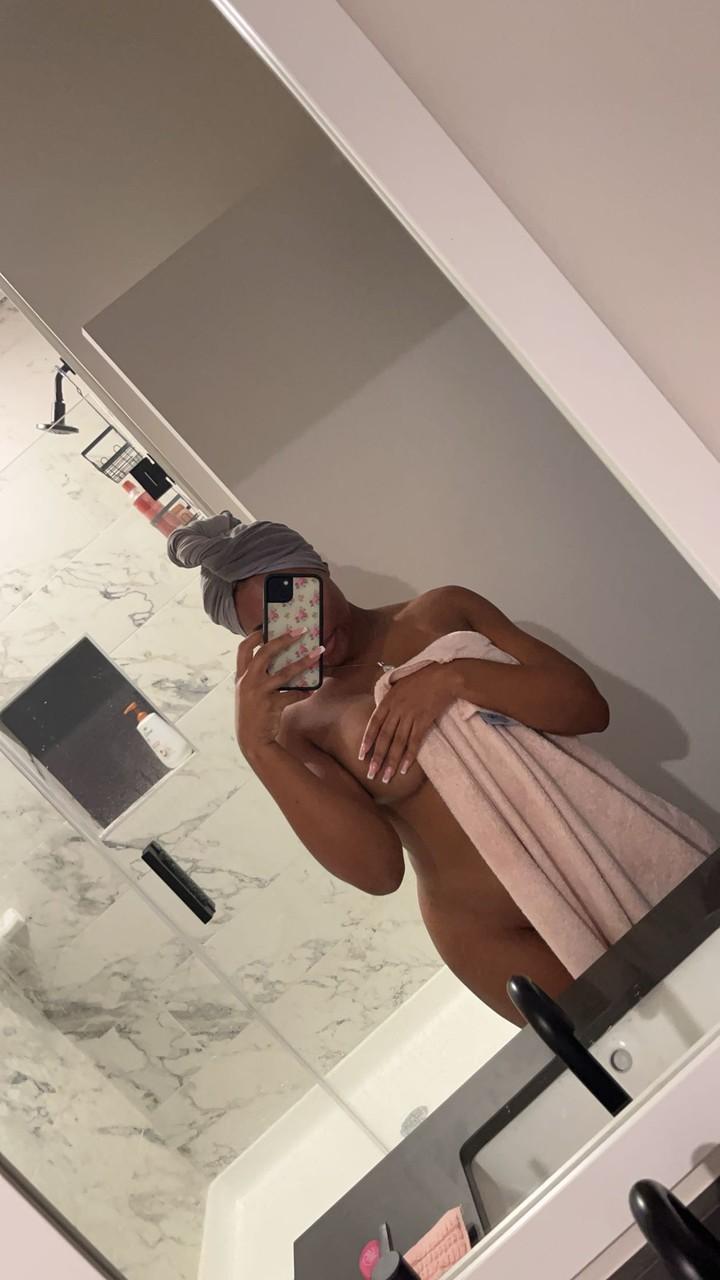 16P Linda e excitada Sky Alexxxis de ébano posa em roupas íntimas atraentes em um solo