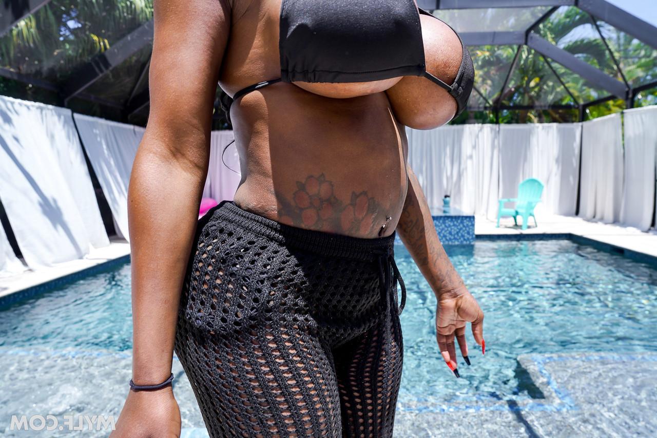20P MILF de ébano con curvas Ebony Mystique follada a lo perrito al aire libre