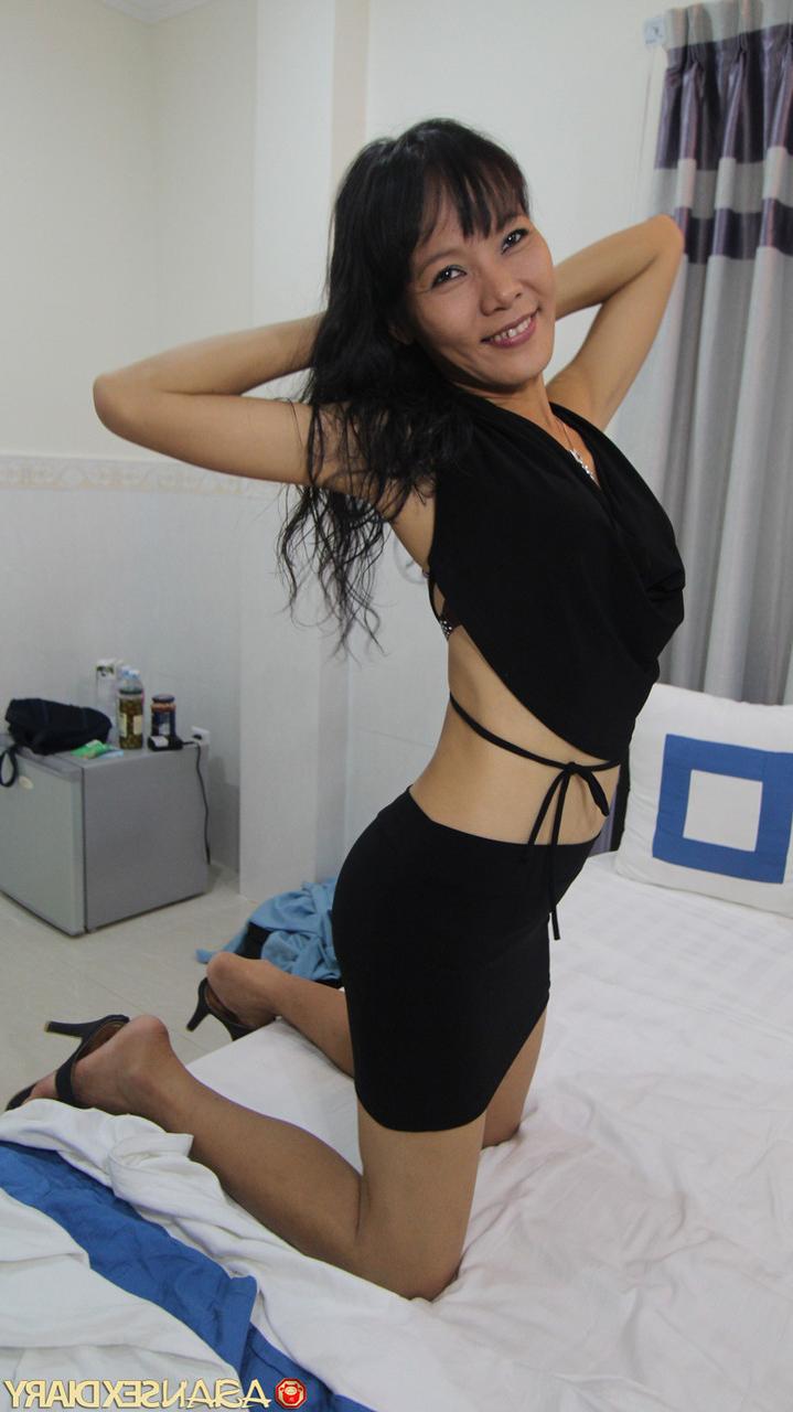 15P L'amatrice asiatique Lan arbore un creampie après une relation sexuelle en POV sur un lit.