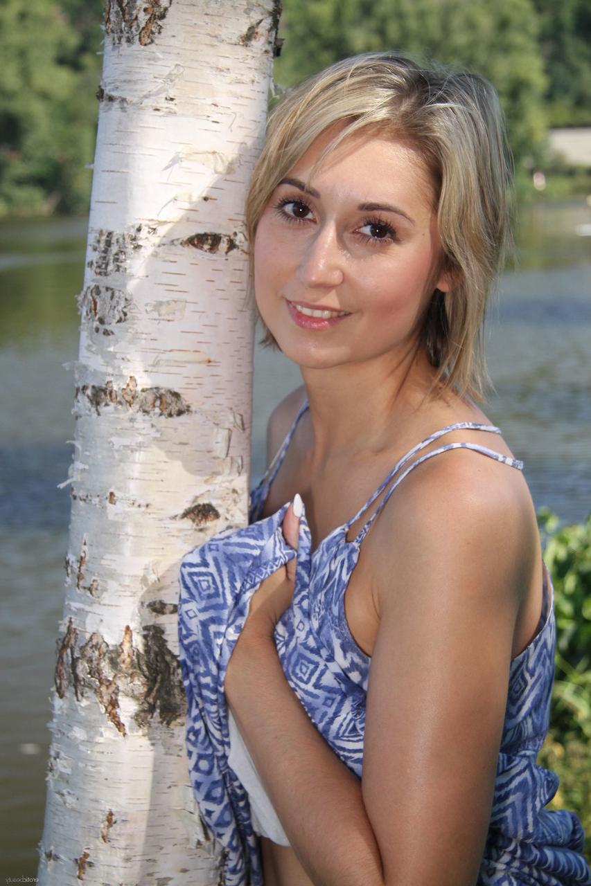 20P La linda checa Meggie Marika se quita el vestido y posa desnuda junto al río