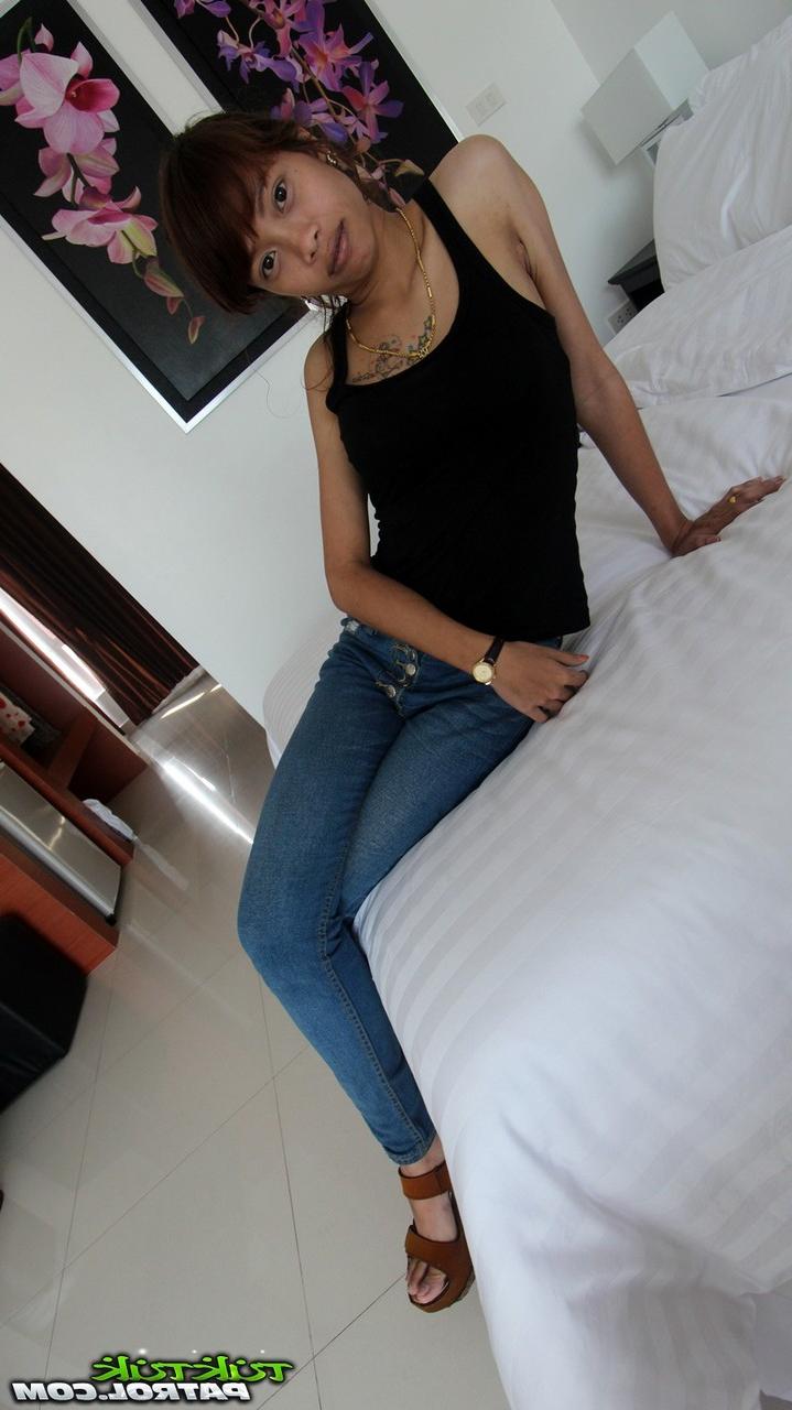 20P A linda gata tailandesa Mai perdendo a virgindade com um estranho no hotel