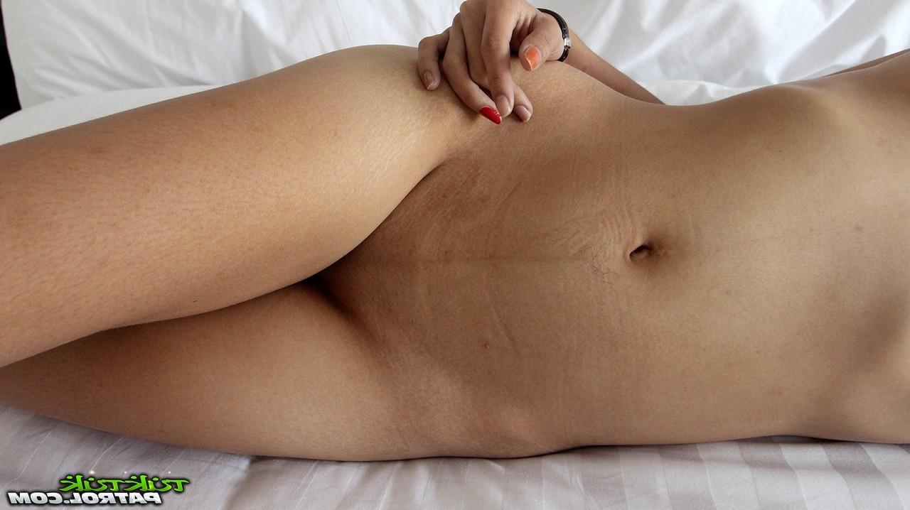20P A linda gata tailandesa Mai perdendo a virgindade com um estranho no hotel