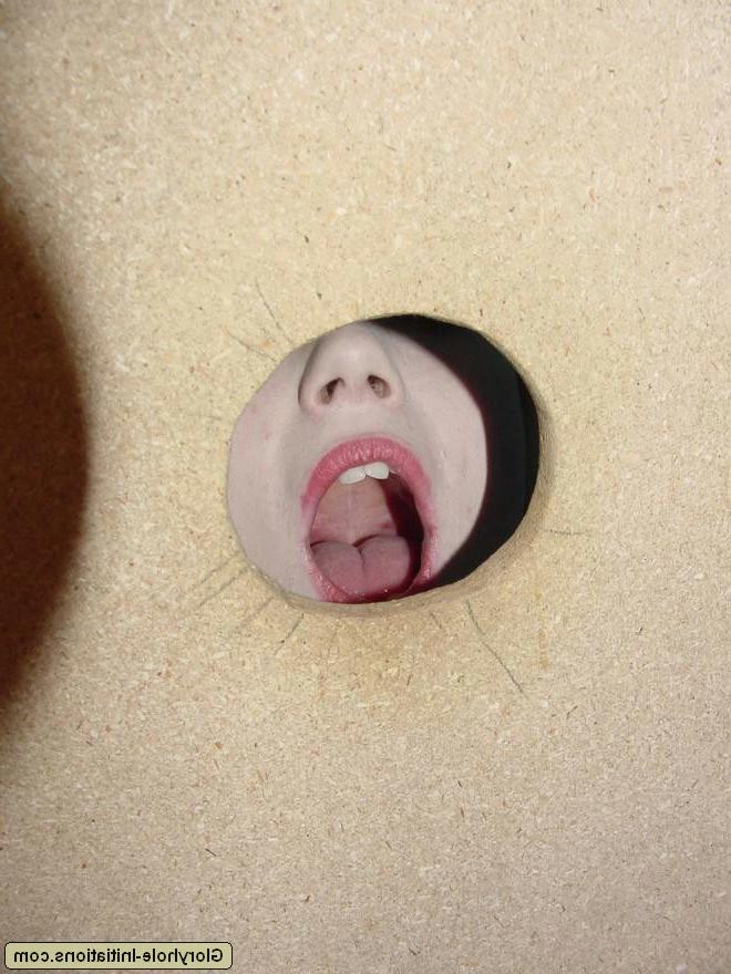 17P La pelirroja pálida Meadow desnuda su pequeño cuerpo para una mamada facial en el Gloryhole