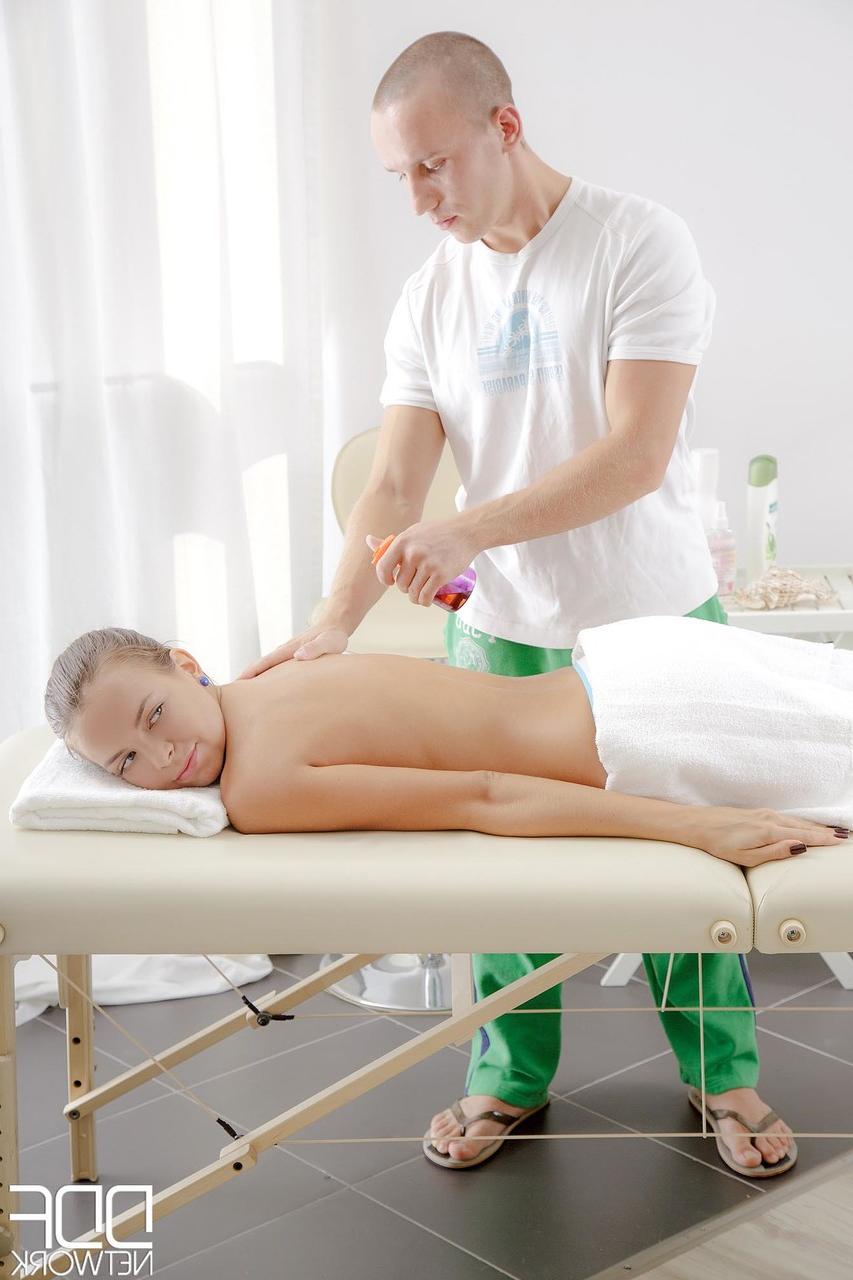 20P A adolescente morena Carre recebe uma massagem antes de montar no pau de um massagista