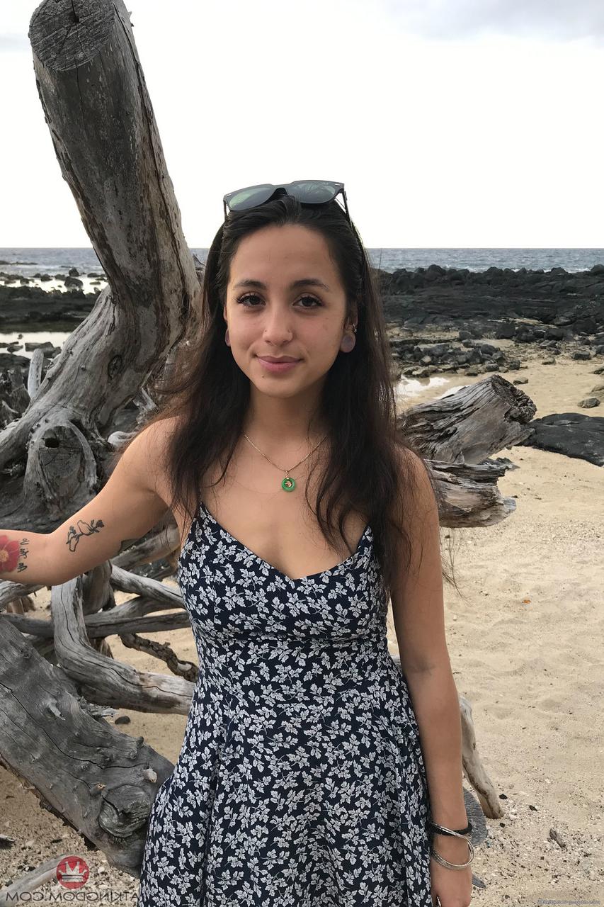 20P A pequena adolescente asiática Mi Ha Doan exibe sua buceta peluda comestível de perto ao ar livre