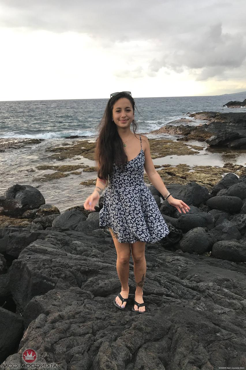 20P A pequena adolescente asiática Mi Ha Doan exibe sua buceta peluda comestível de perto ao ar livre