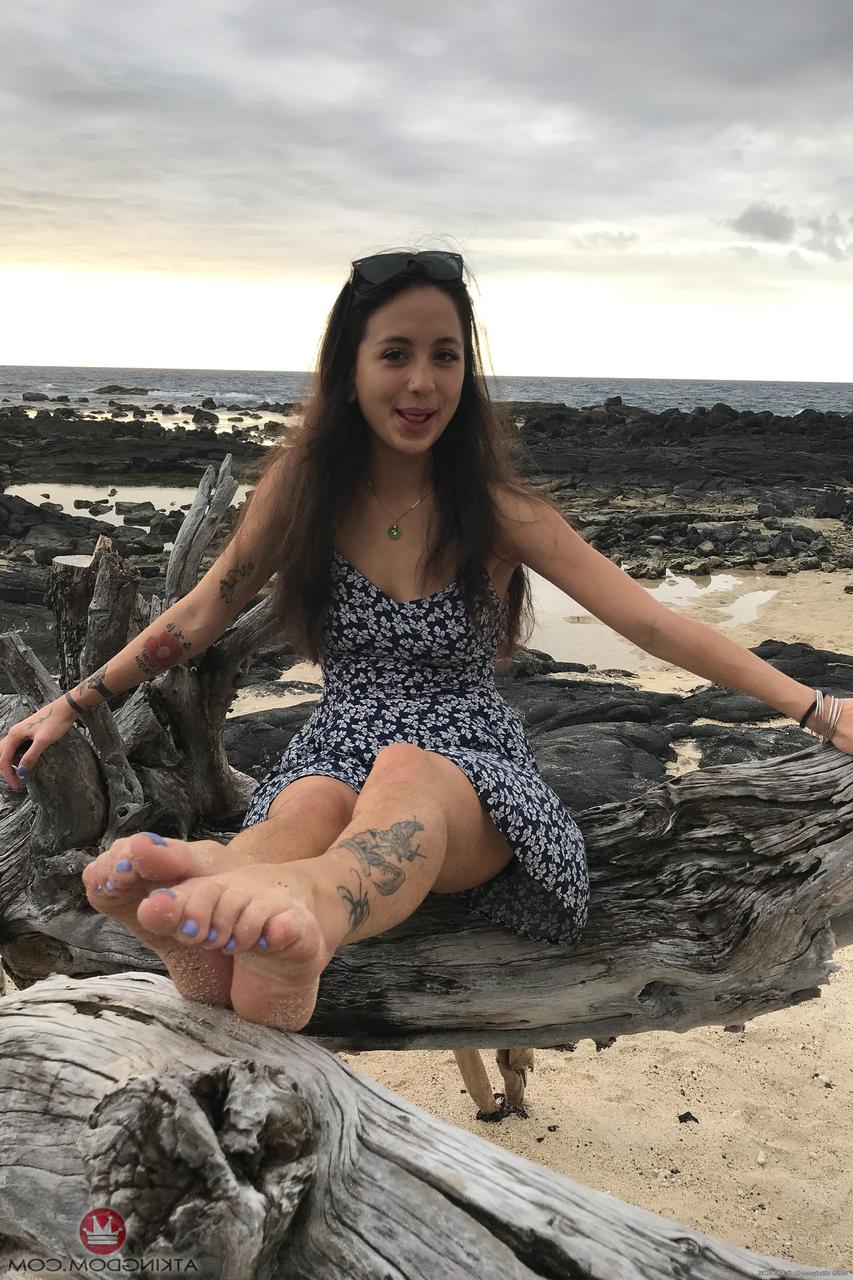 20P A pequena adolescente asiática Mi Ha Doan exibe sua buceta peluda comestível de perto ao ar livre