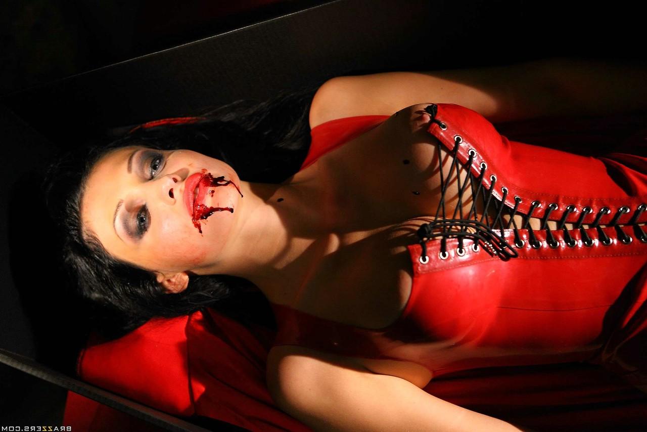 20P Slutty vampire Aletta Ocean getting double fucked in a kinky threesome