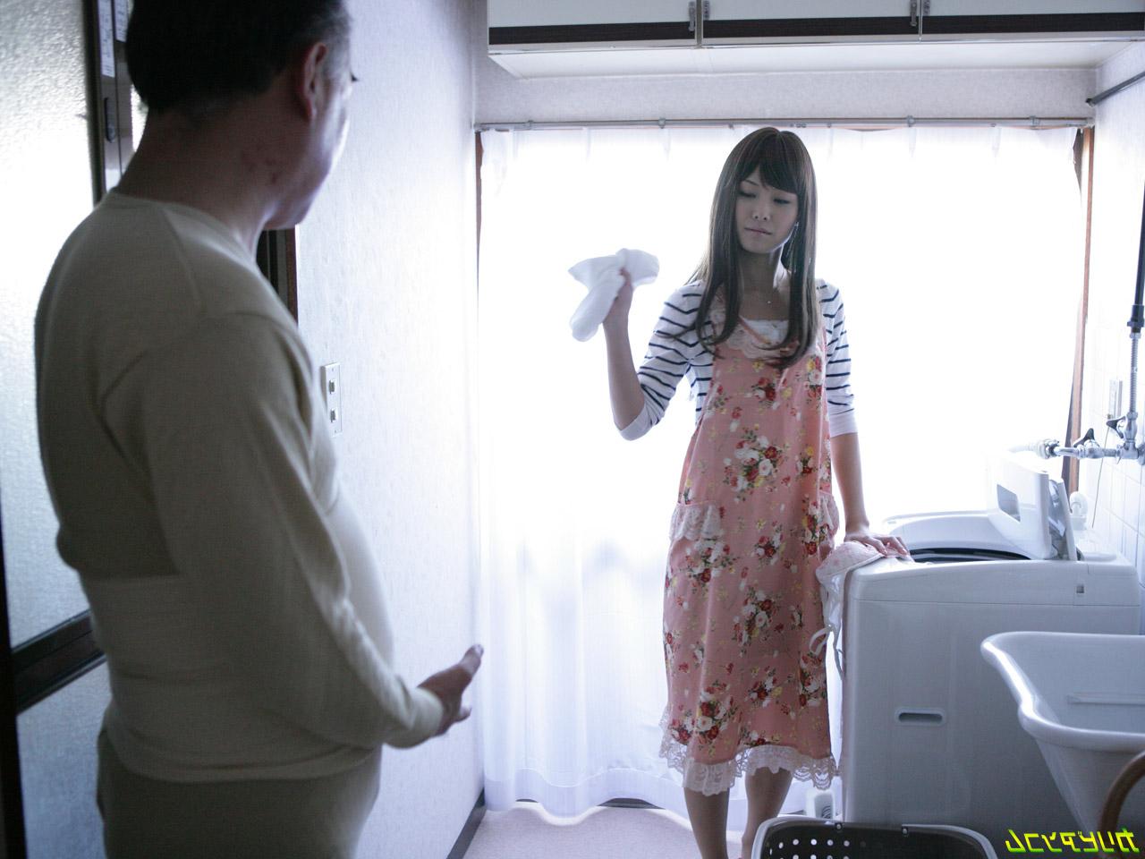 9P A morena asiática Nanako Takeuchi dá um belo boquete antes do sexo