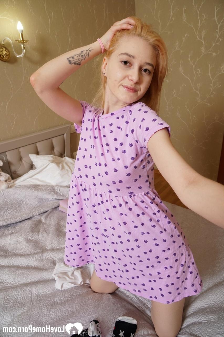 20P Petite adolescente tira selfies nuas mostrando seus peitos pequenos e sua boceta raspada