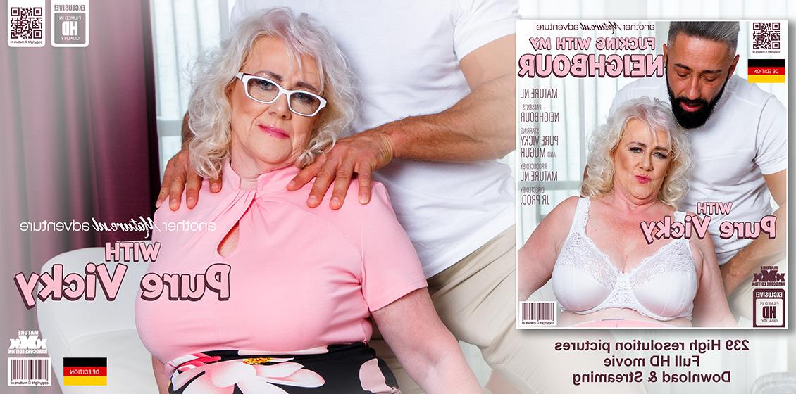 11P Pure Vicky, blonde platine plus âgée, a des relations sexuelles avec un homme plus jeune en bas blancs.