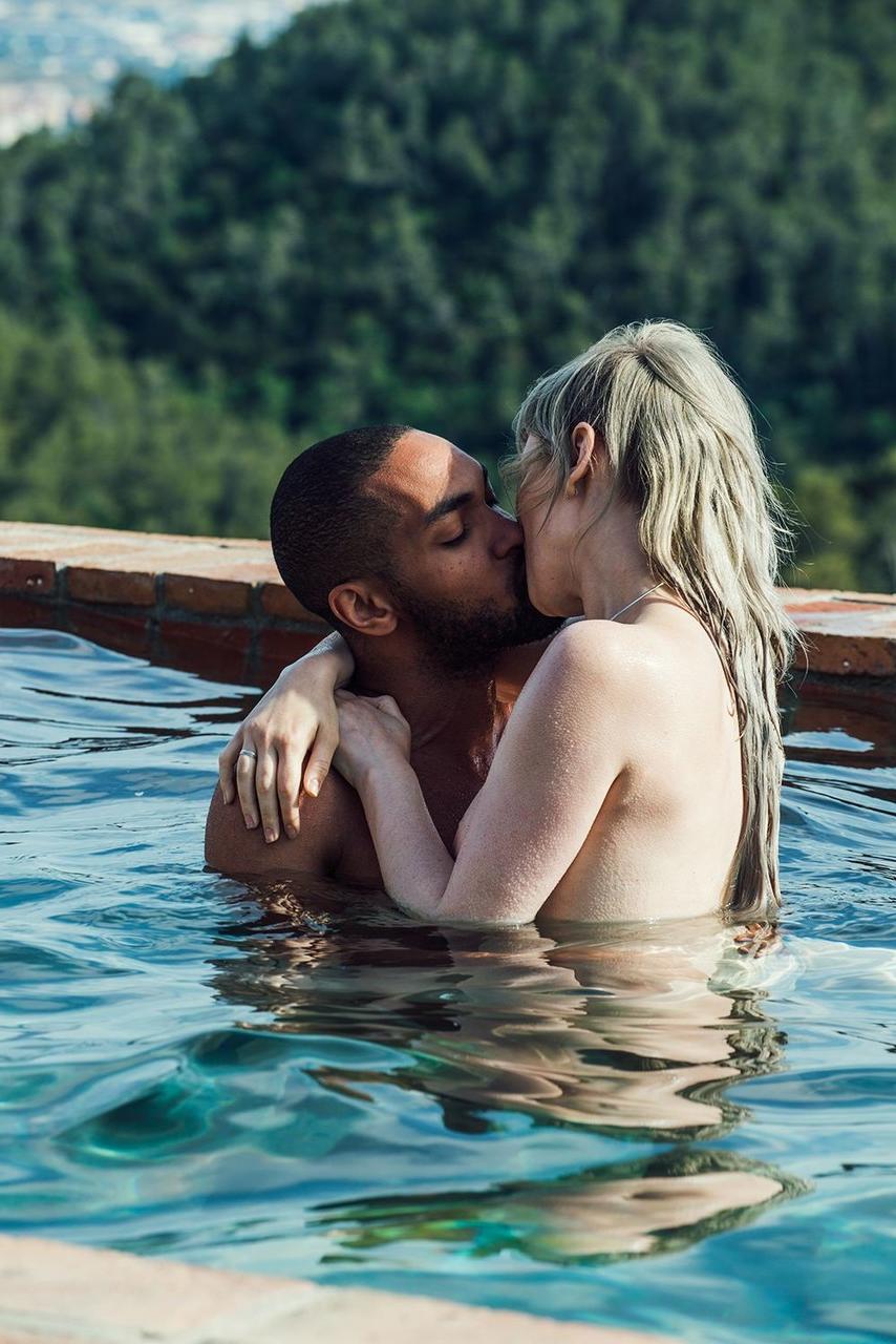 15P Namoradas Amarna Miller e Vex Ashley fodendo forte em um quarteto na piscina