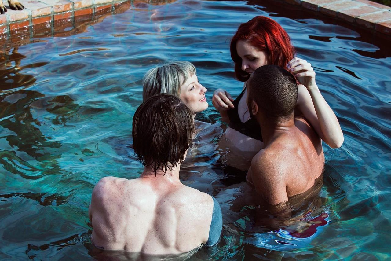 15P Namoradas Amarna Miller e Vex Ashley fodendo forte em um quarteto na piscina