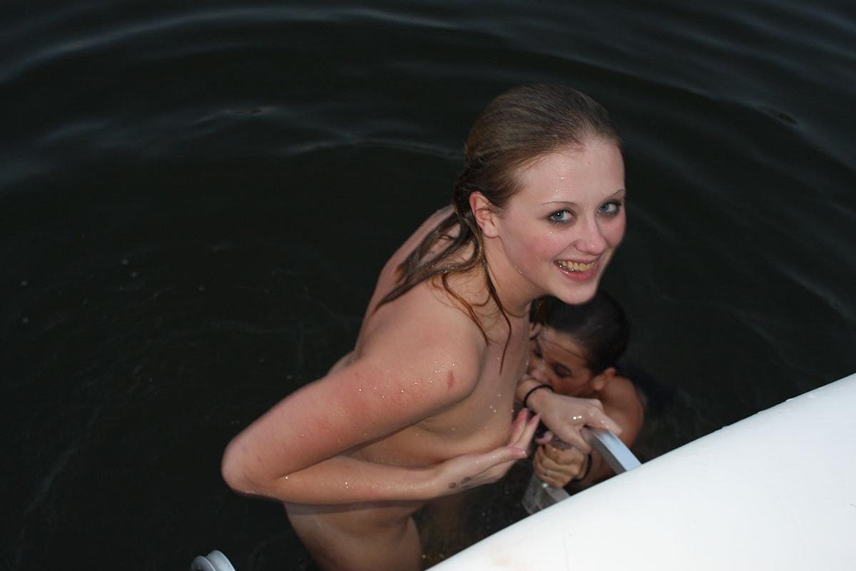 20P Deux adolescentes lesbiennes sexy en bikini sexy en train de faire des ciseaux sur un bateau
