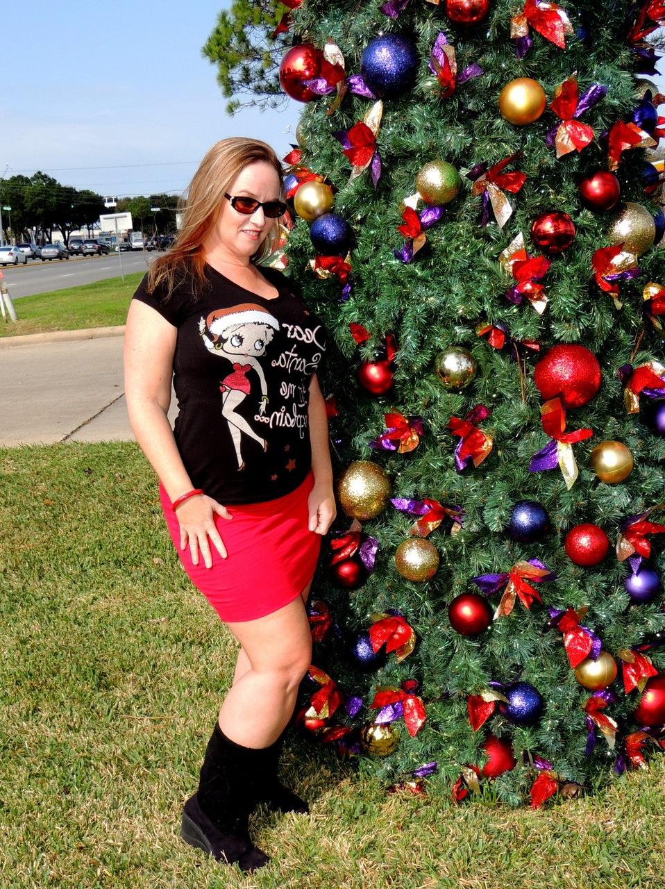 17P A mulher gorda Dee Siren aparece diante de uma árvore de Natal antes de se masturbar em uma van