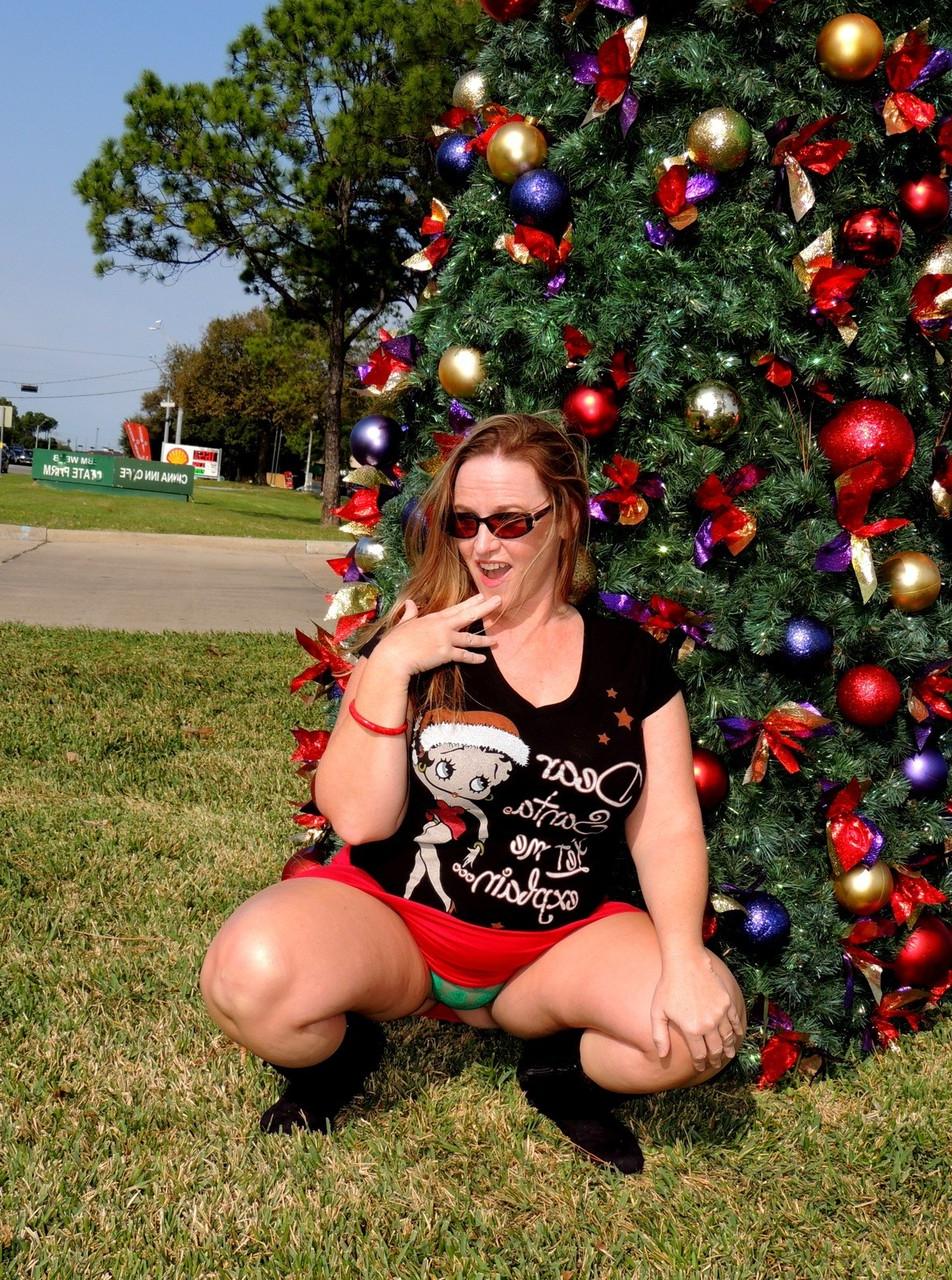 17P A mulher gorda Dee Siren aparece diante de uma árvore de Natal antes de se masturbar em uma van