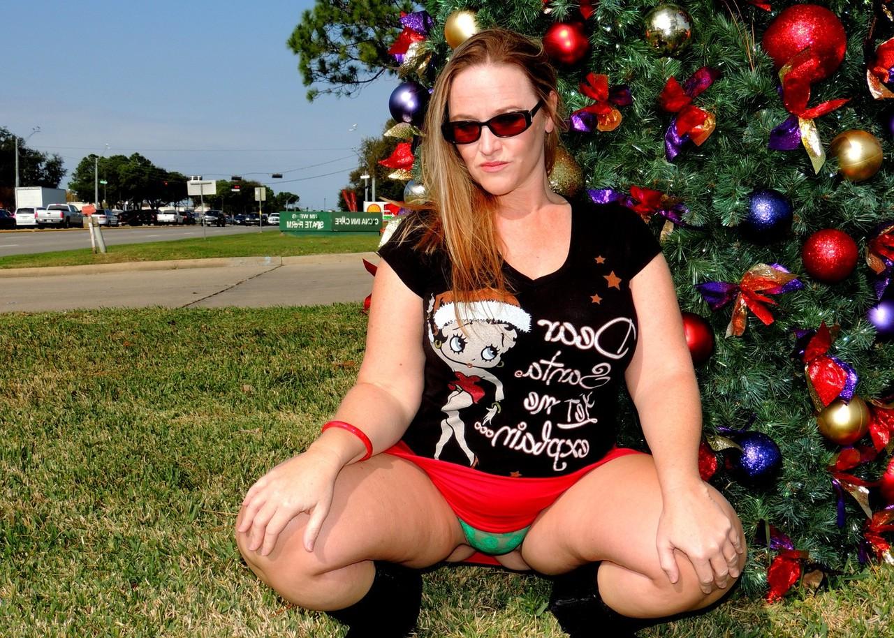 17P A mulher gorda Dee Siren aparece diante de uma árvore de Natal antes de se masturbar em uma van