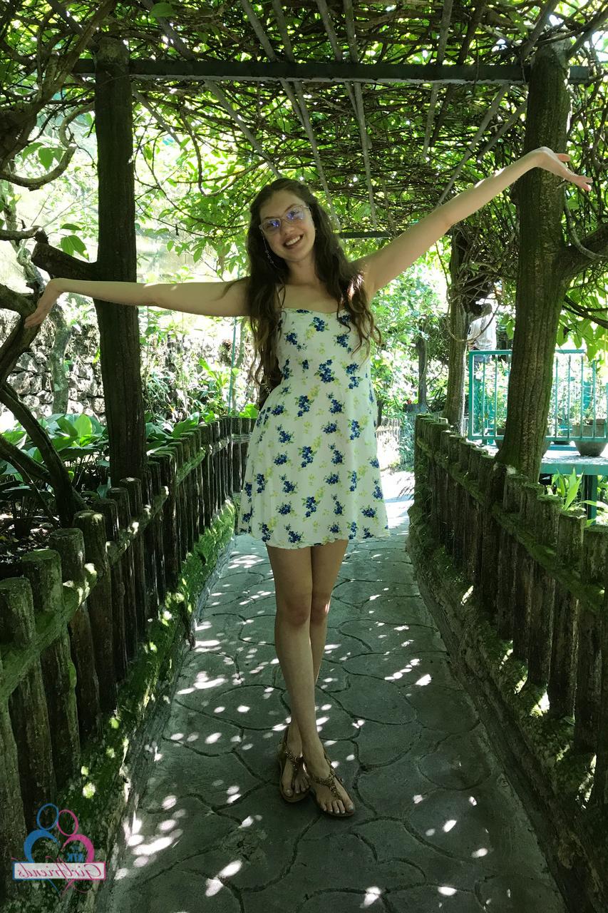 20P A gata russa Elena Koshka mostra sua boceta peluda em uma compilação de fotos de férias